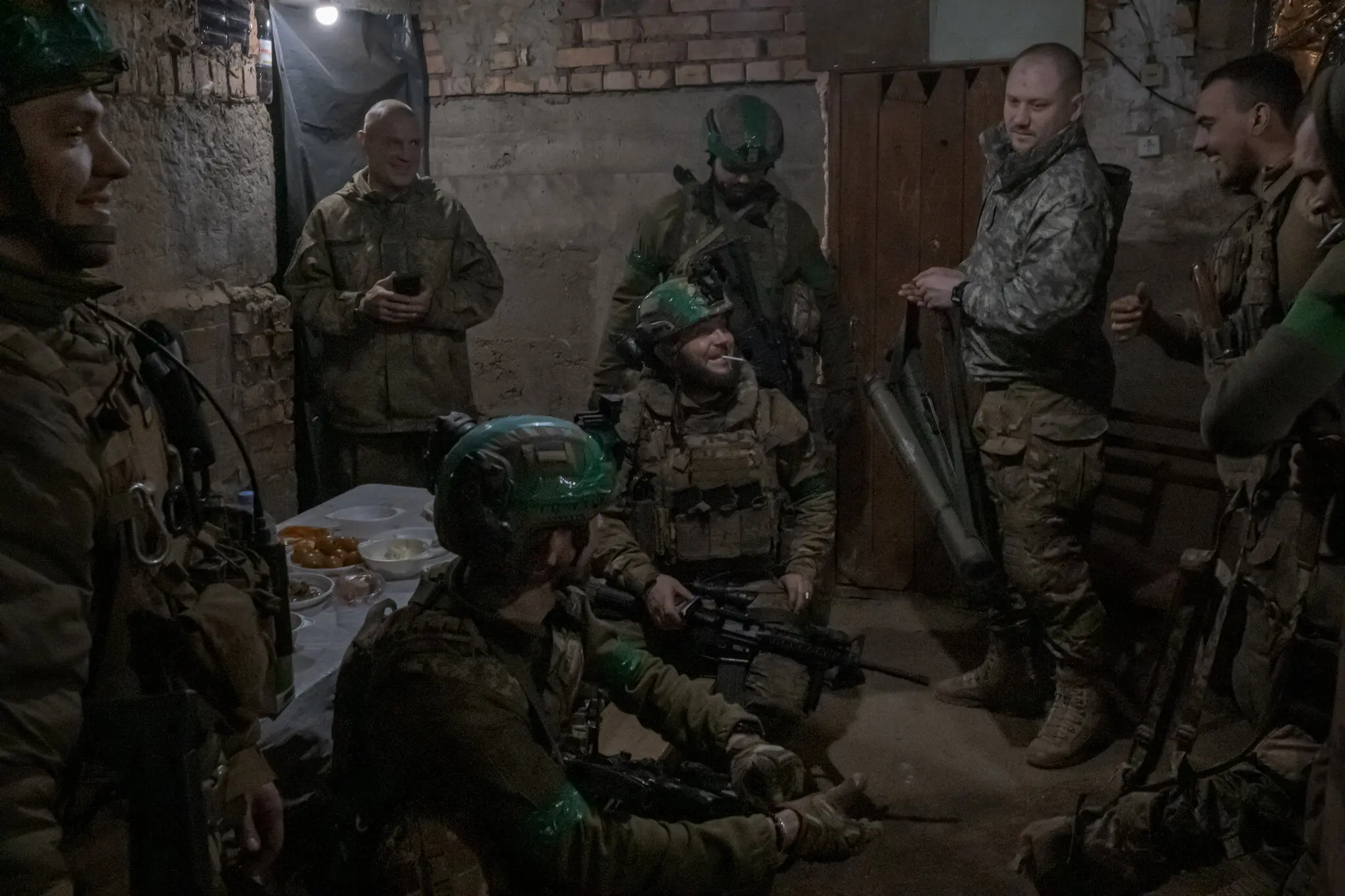 Українські військові діляться жартом на своїй базі поблизу Бахмута, на сході України, 10 квітня.